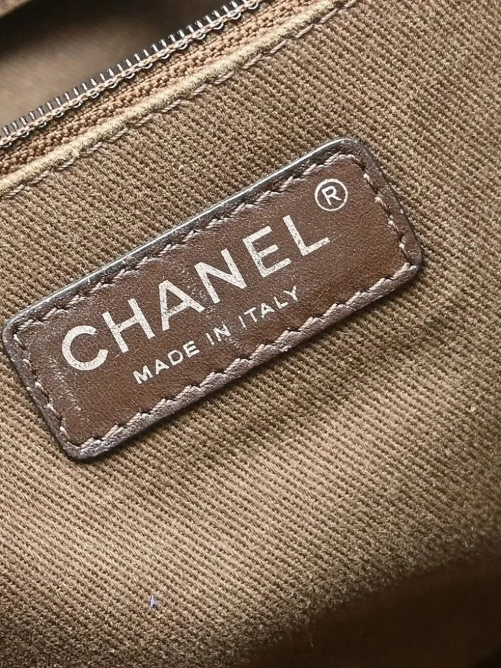 CHANEL outside 	ab